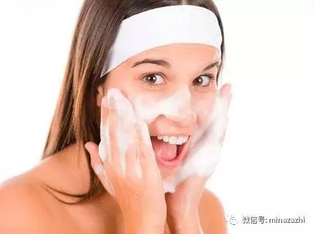 护肤毛孔粗大闭口怎么补救,毛孔粗大出油多的护肤教程