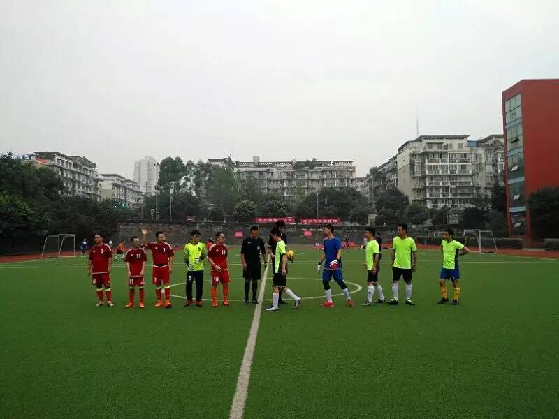 看！足球健儿风采展~（有位可爱的小朋友也入镜了，是谁呢……快来看看吧）