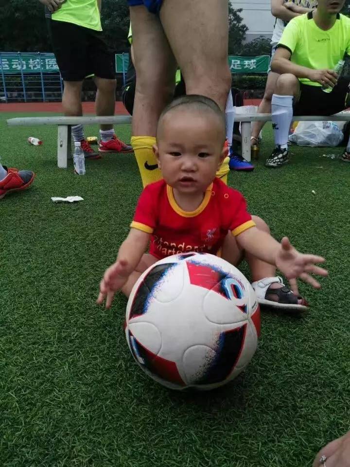 看！足球健儿风采展~（有位可爱的小朋友也入镜了，是谁呢……快来看看吧）