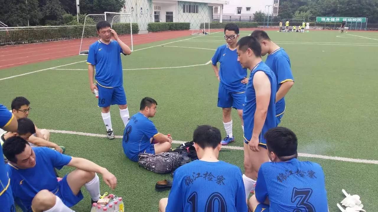 看！足球健儿风采展~（有位可爱的小朋友也入镜了，是谁呢……快来看看吧）