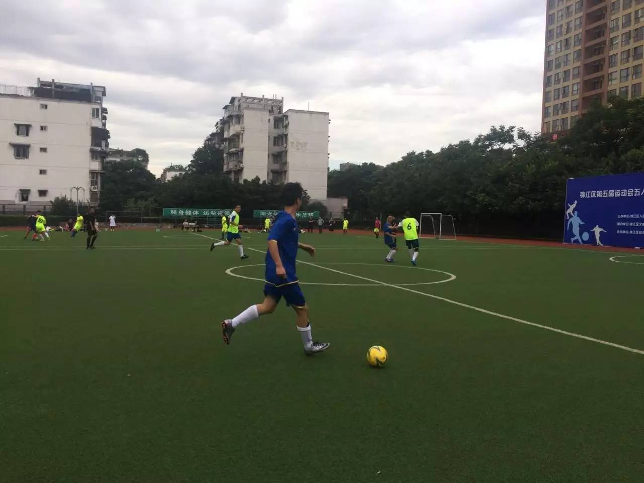 看！足球健儿风采展~（有位可爱的小朋友也入镜了，是谁呢……快来看看吧）