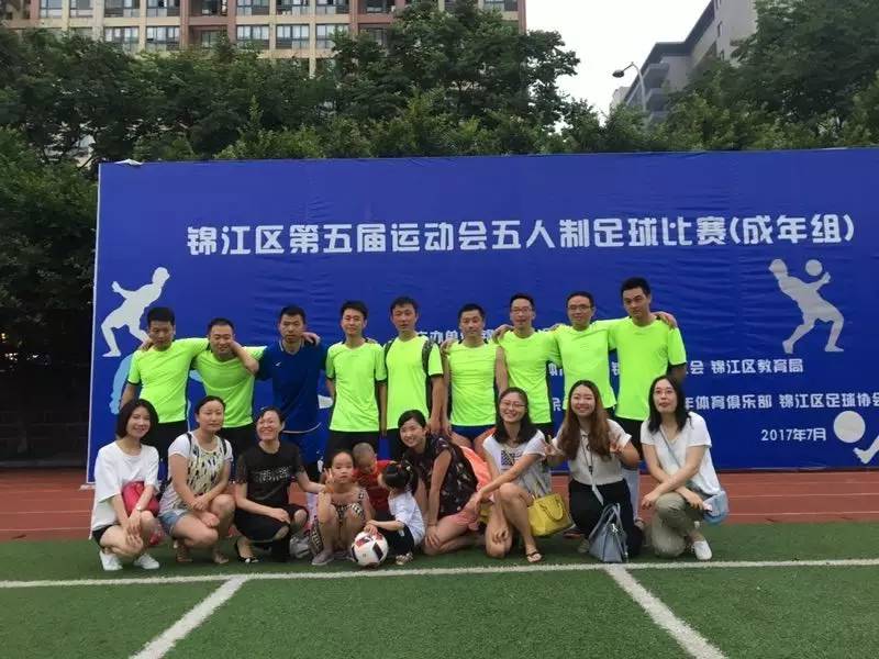 看！足球健儿风采展~（有位可爱的小朋友也入镜了，是谁呢……快来看看吧）