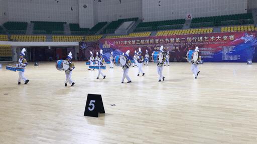 FightOn!全国21所学校在宝坻比赛行进艺术，天津海河中学、41中的学生“帅拉风”