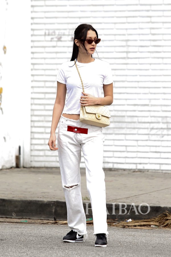 夏日质感型格还属Monochrome！傻脸娜、Gigi带头引领顺色搭配：“专一”这件事，在穿衣上同样有魅力！