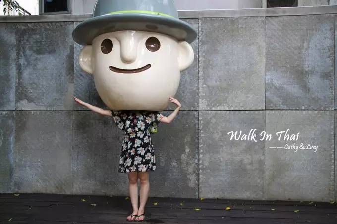 泰国清迈天灯节万盏天灯入夜空,清迈古城天灯