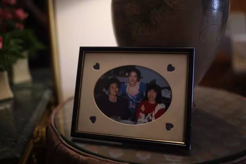 泰国清迈天灯节万盏天灯入夜空,清迈古城天灯