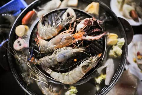 泰国清迈天灯节万盏天灯入夜空,清迈古城天灯