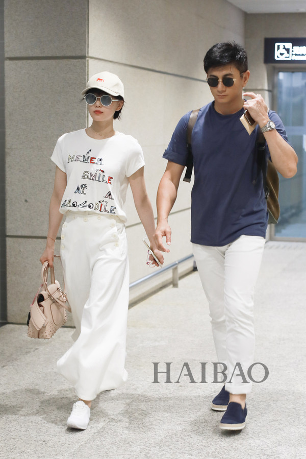 夏日质感型格还属Monochrome！傻脸娜、Gigi带头引领顺色搭配：“专一”这件事，在穿衣上同样有魅力！