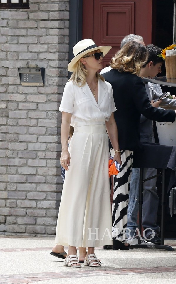 夏日质感型格还属Monochrome！傻脸娜、Gigi带头引领顺色搭配：“专一”这件事，在穿衣上同样有魅力！