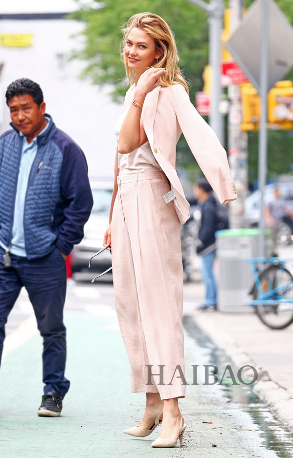 夏日质感型格还属Monochrome！傻脸娜、Gigi带头引领顺色搭配：“专一”这件事，在穿衣上同样有魅力！