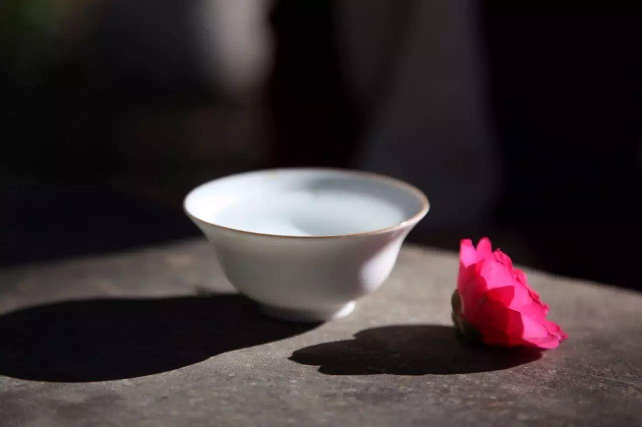 轻轻提起玫瑰花这三个字，就唇齿含香起来