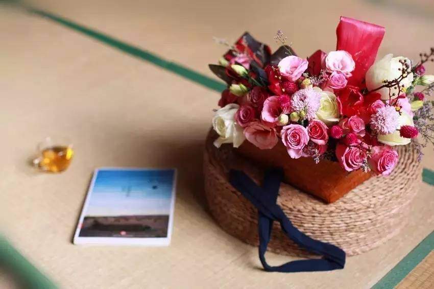 轻轻提起玫瑰花这三个字，就唇齿含香起来