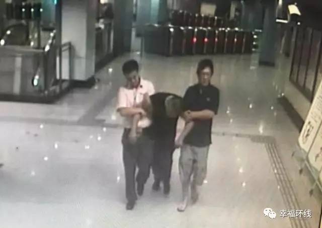 旅客车站外中暑晕倒警民接力救助,地铁救人正能量