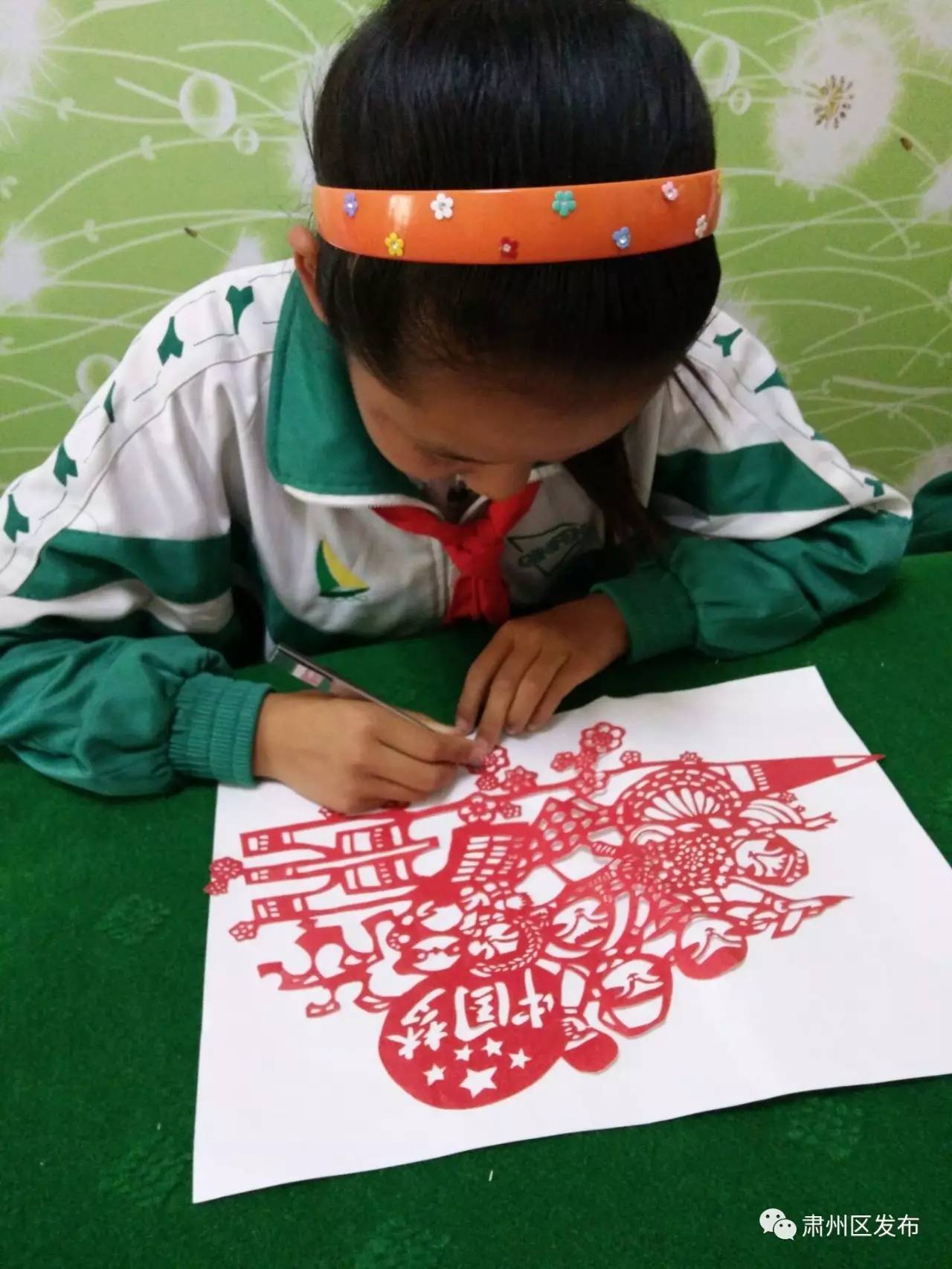 体育剪纸图片踢足球,关于踢足球的剪纸视频