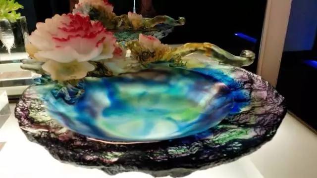 “幸运草”、“水晶盒”……这些地铁、公交站附近竟有如此魔幻的建筑