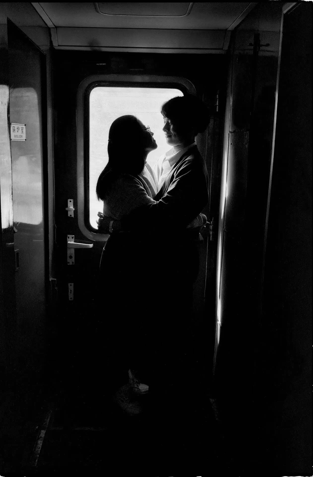 火车上吵闹原视频,火车上人声鼎沸视频