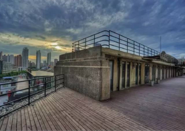 “幸运草”、“水晶盒”……这些地铁、公交站附近竟有如此魔幻的建筑