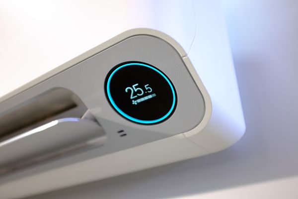 YSL高跟轮滑鞋、Aēsop芥末味牙膏、美的无烟自动炒菜机，它们也许都能买到，但天猫奢侈品频道你可能看都看不到