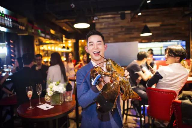 歪？别的小朋友都去吃好吃的了，你啥时候带我去啊？