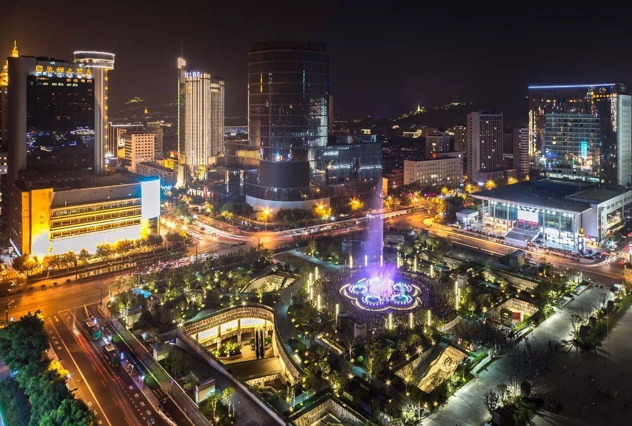 钱江夜景灯光秀时间,晚上的钱塘江灯光秀
