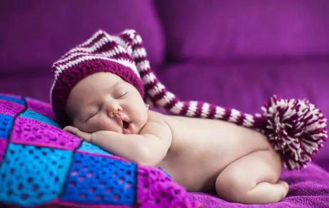 孩子趴着睡觉是为啥,小孩趴着睡觉翻来覆去的是为啥