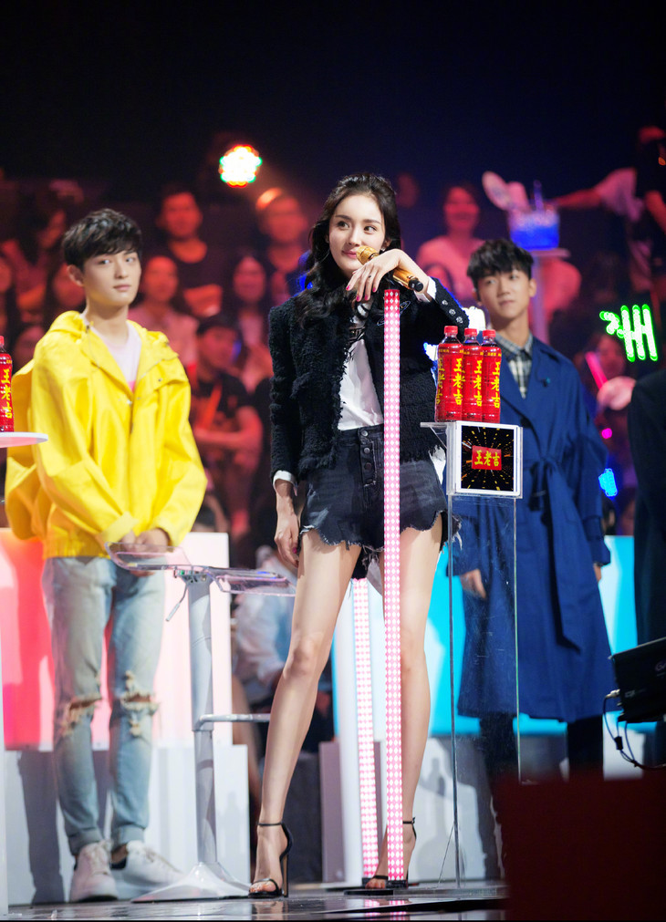 杨幂和马思纯,杨幂下半身失踪西装