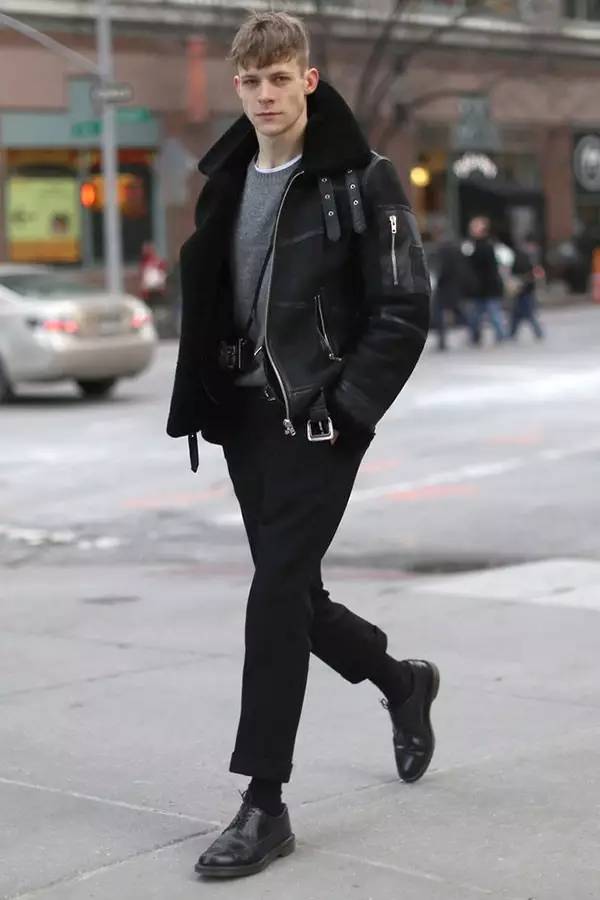 不穿运动鞋好不好,不穿运动鞋就练不好体育了吗