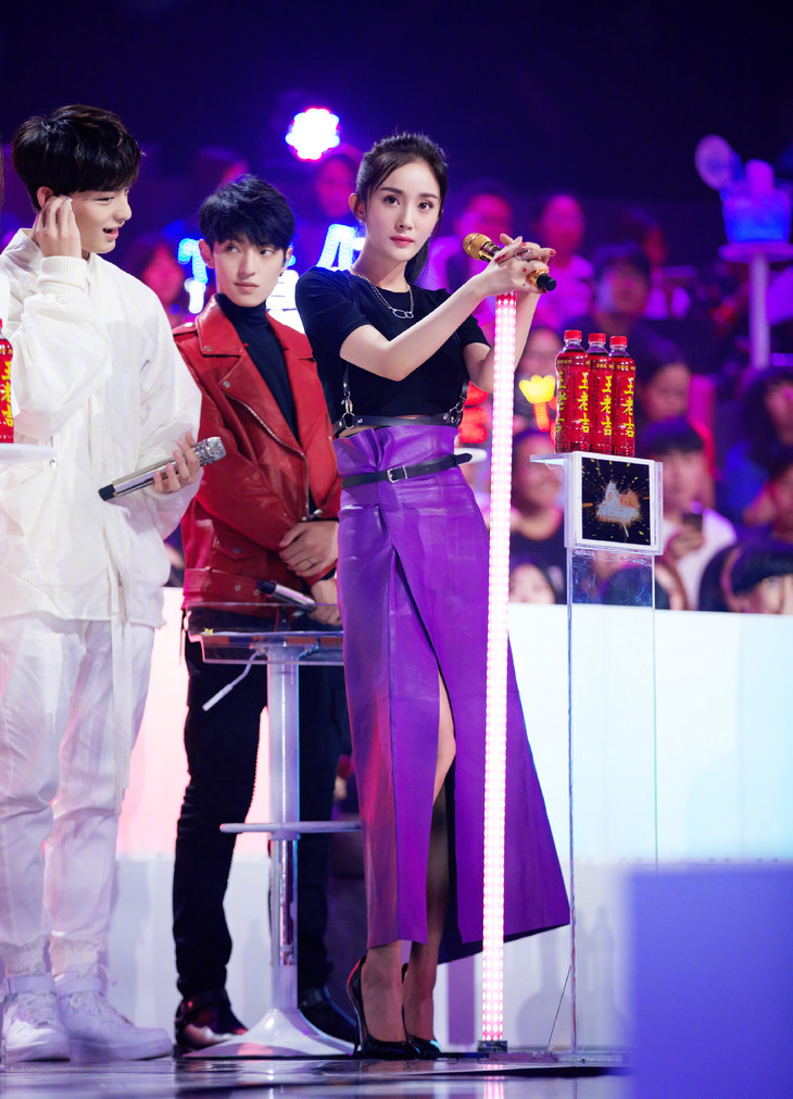 杨幂和马思纯,杨幂下半身失踪西装