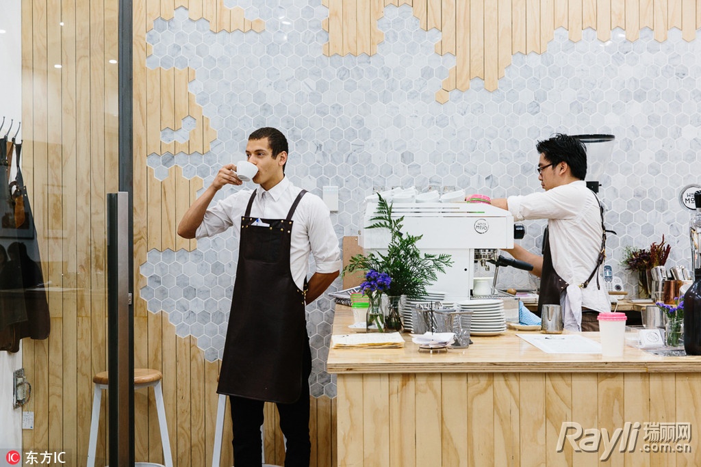 继炭黑冰激凌后黑芝麻糊版本的哥特拿铁也迈上了人生巅峰