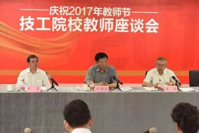 教师节县委领导慰问看望我校老师,教师节梁惠民县长慰问一线教师