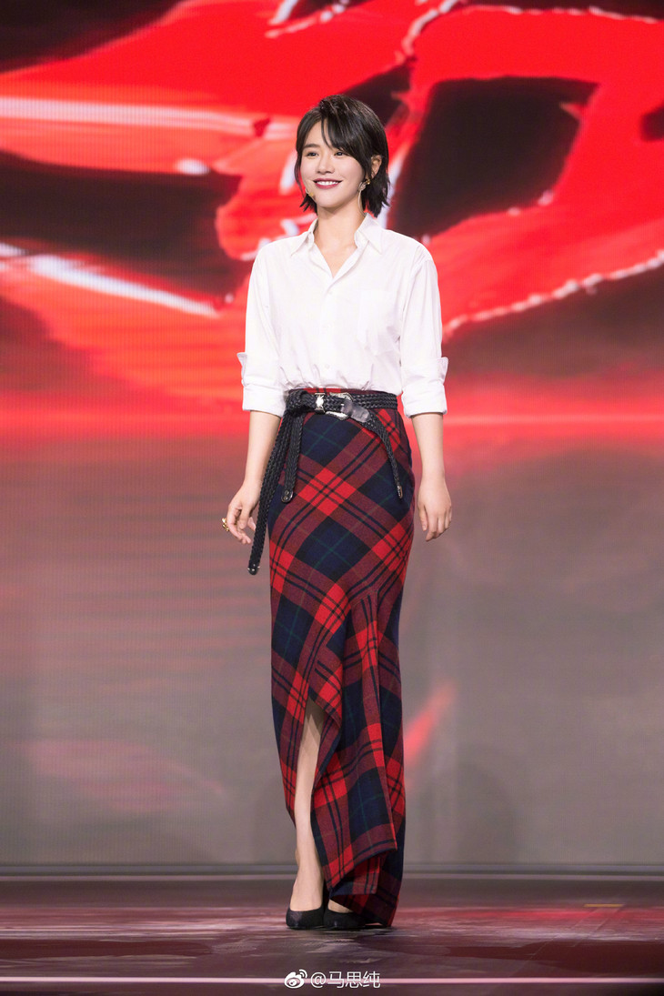 杨幂和马思纯,杨幂下半身失踪西装