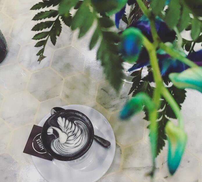 继炭黑冰激凌后黑芝麻糊版本的哥特拿铁也迈上了人生巅峰