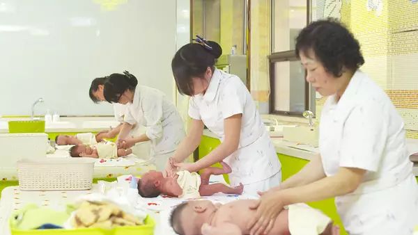 煎饼摊真的轻松月入三万,煎饼大妈月收入三万你也想试试吗