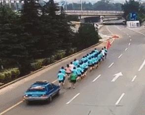 暴走团是对是错,暴走团在马路上走的内幕