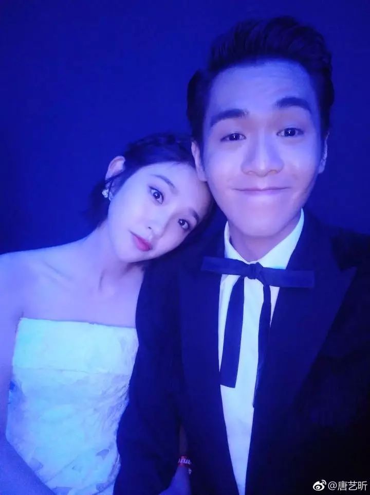 「娱乐圈原创点评」在某场公益活动里，几乎半个娱乐圈情侣家属的明星都出来虐狗了……为什么这么虐赵丽颖，单身汪招惹谁了～