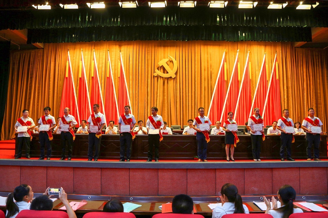 弥渡县表彰优秀教师,被评为县优秀教师奖状