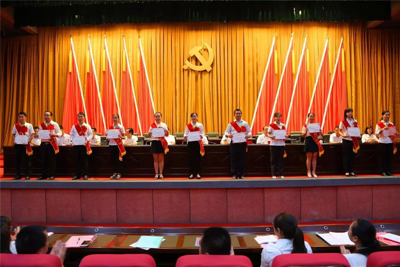 弥渡县表彰优秀教师,被评为县优秀教师奖状