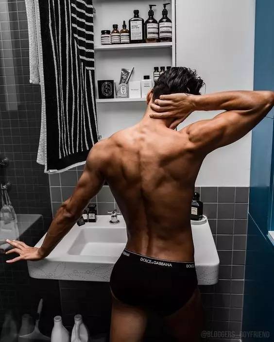 秋季第一条牛仔裤该怎么选,日常百搭裤怎么选