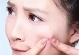 皮肤瘙痒小水泡是怎么回事,脚皮肤小水泡瘙痒怎么回事