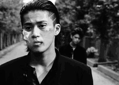 挖鼻孔的男人长相,挖鼻孔的男人