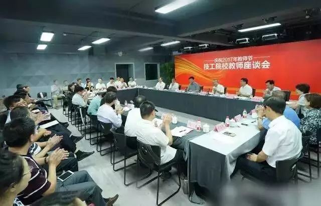 教师节县委领导慰问看望我校老师,教师节梁惠民县长慰问一线教师