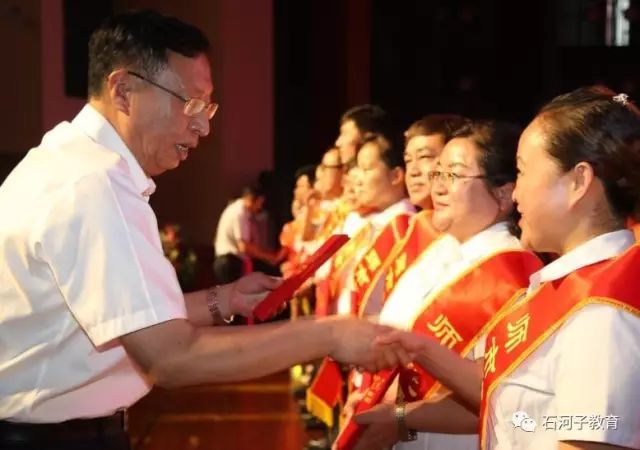 石河子优秀教师、优秀教育工作者等名单公布！