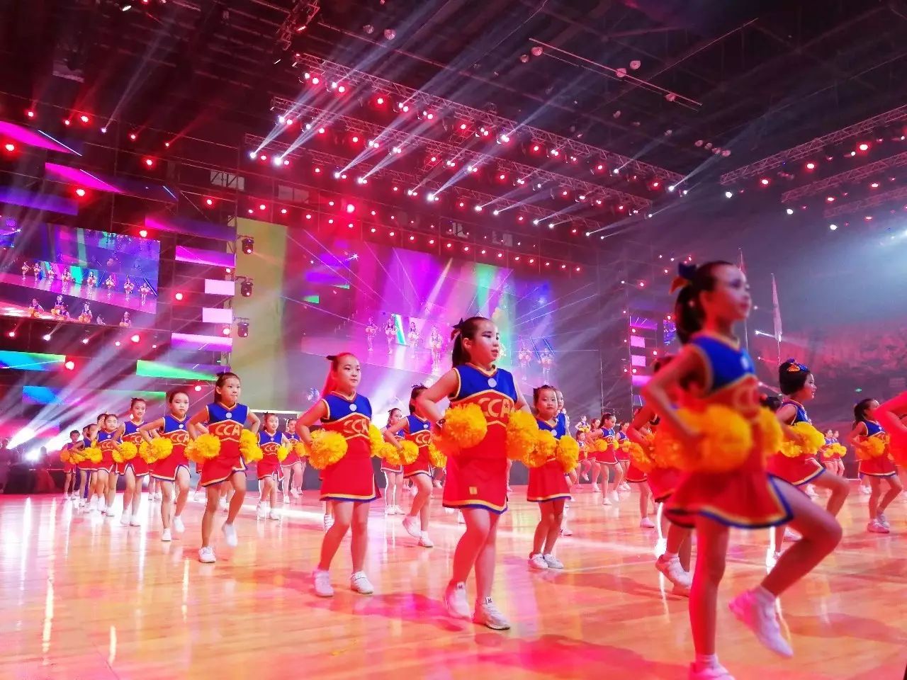 新静安第一届运动会开幕式,静安新体育中心活动看台