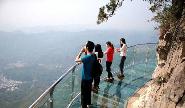 国内刺激的栈道,长假高空玻璃栈道