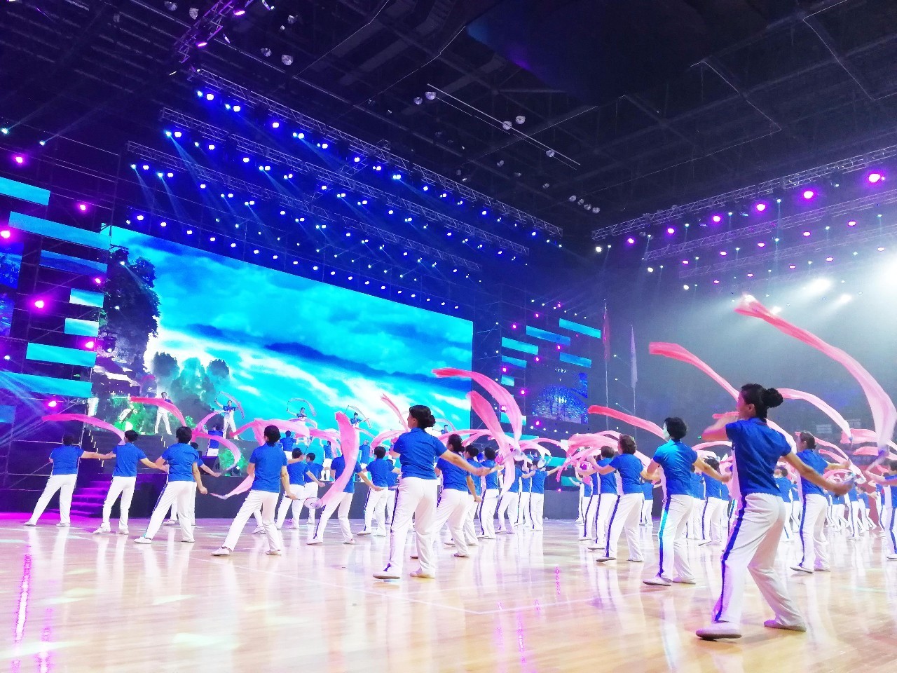 新静安第一届运动会开幕式,静安新体育中心活动看台