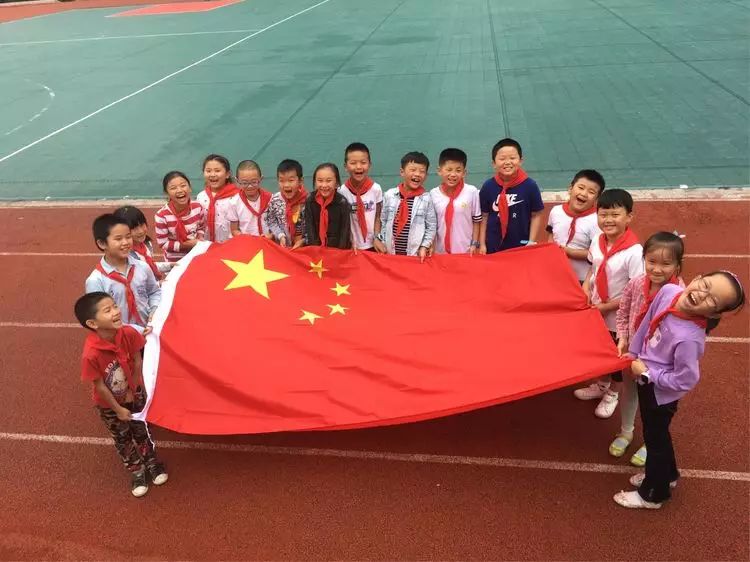 正安一小“喜迎十九大，我向祖国妈妈献礼”秀一秀自己和五星红旗之间发生的故事