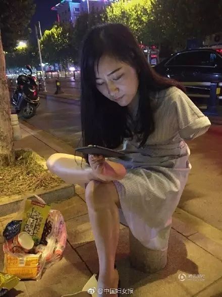 今天，阜阳人都在传这个无臂的女孩
