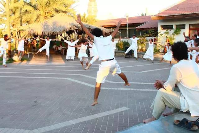 不止眼前的苟且还有远方的苟且,生活不止眼前的苟且还有远方英文