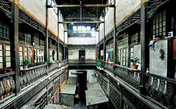 不止眼前的苟且还有远方的苟且,生活不止眼前的苟且还有远方英文