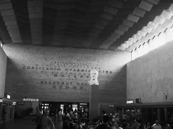 不止眼前的苟且还有远方的苟且,生活不止眼前的苟且还有远方英文